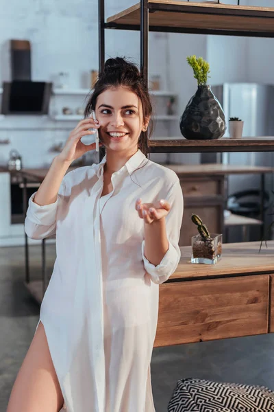 Cheerful Woman Gesturing Hand Talking Smartphone Morning Time Home — Free Stock Photo