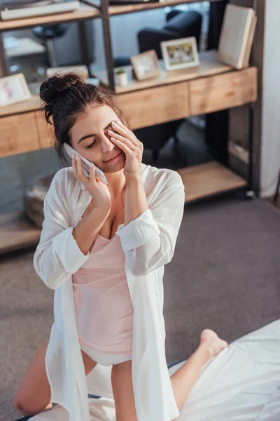 High Angle View Sleepy Girl Talking Smartphone Morning Time Home — Free Stock Photo