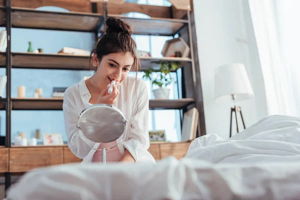 Young Woman Looking Mirror Applying Lipstick Bed Home — Free Stock Photo