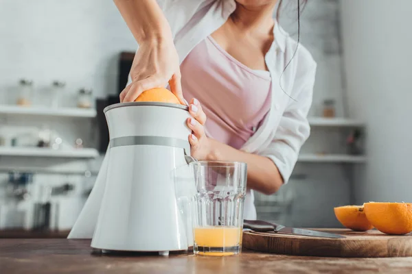 Vista Parcial Niña Haciendo Jugo Naranja Fresco Con Exprimidor Mesa — Foto de Stock