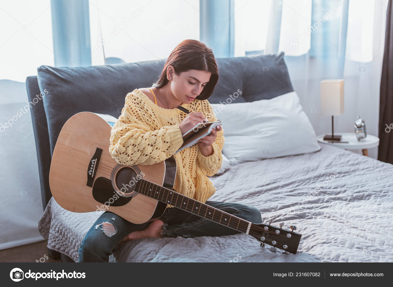 Belle Fille Assise Avec Guitare Acoustique Écriture Chanson Dans Manuel  image libre de droit par VitalikRadko © #231607082