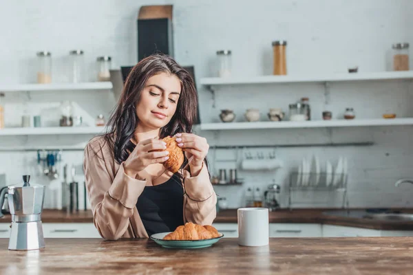 Young Beautiful Woman Having Breakfast Croissants Coffee Wooden Table Kitchen — Stock Photo, Image