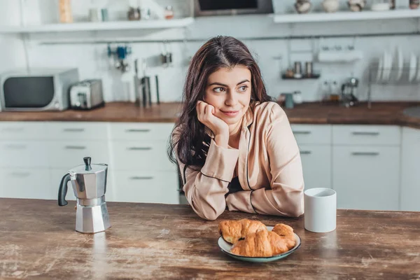 Jovem Mulher Pensativa Sentada Mesa Madeira Com Xícara Café Croissants — Fotografia de Stock