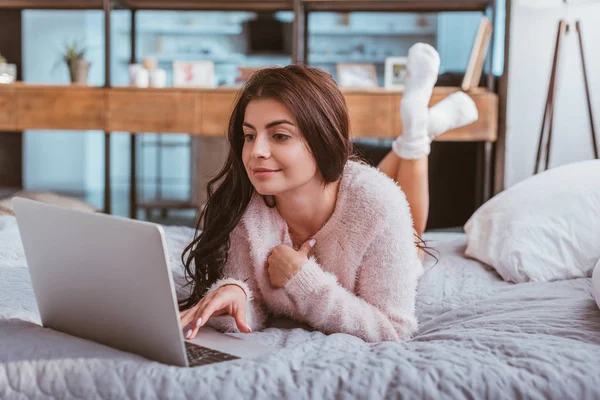 Pretty Female Freelancer Working Laptop While Laying Bed Home — Free Stock Photo