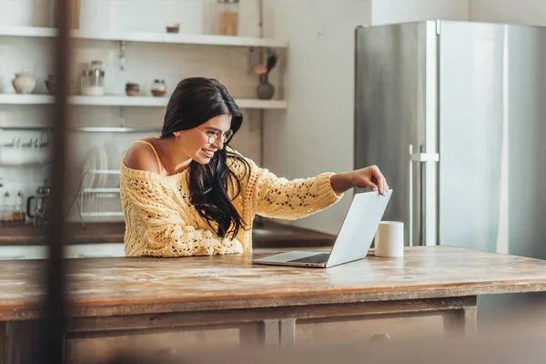 Smiling Female Freelancer Sitting Wooden Table Laptop Coffee Cup Kitchen — Stock Photo, Image