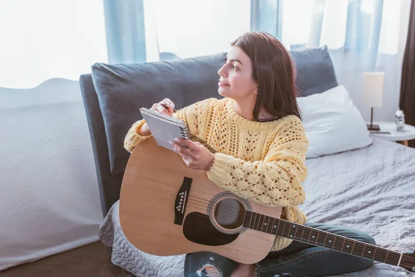 Menina Feliz Sentado Com Guitarra Acústica Livro Didático Cama Casa — Fotografia de Stock