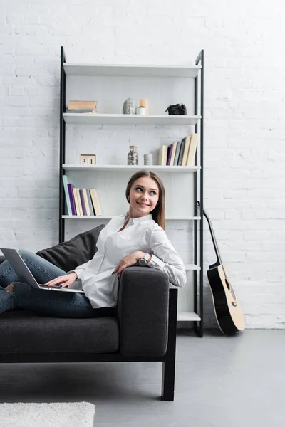 Smuk Smilende Pige Sidder Sofaen Bruger Bærbar Computer Stuen - Stock-foto