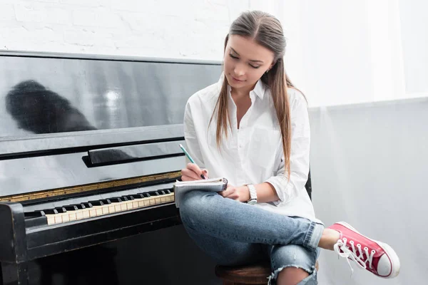 Menina Com Notebook Sentado Perto Piano Compor Música Casa — Fotografia de Stock