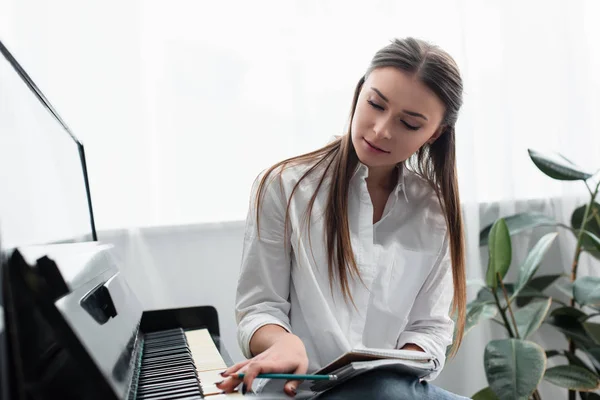 Menina Bonita Com Notebook Tocando Piano Compondo Música Casa — Fotografia de Stock