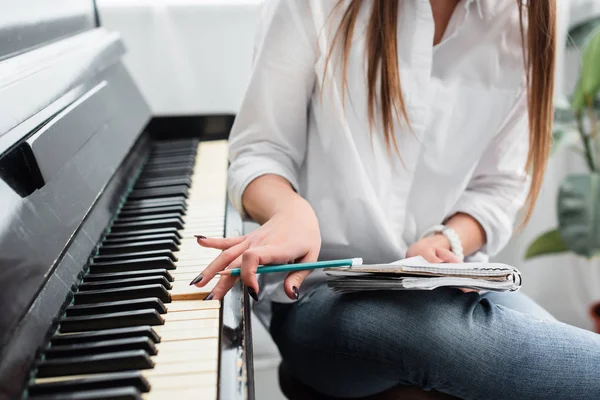 Bijgesneden Weergave Van Meisje Wit Overhemd Met Laptop Spelen Piano — Stockfoto