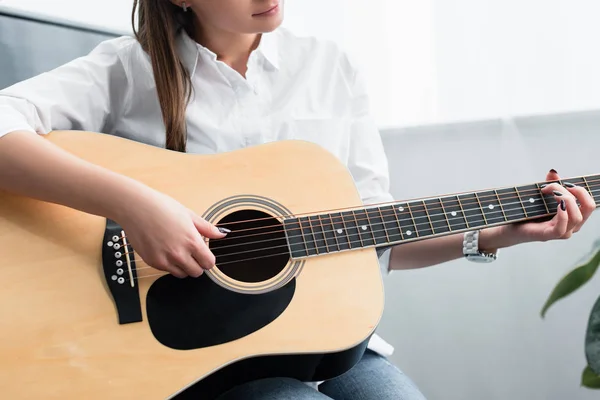 Vista Cortada Menina Sentada Tocando Guitarra Sala Estar — Fotografia de Stock