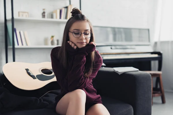 Mooi Meisje Glazen Met Ogen Gesloten Zittend Bank Woonkamer Met — Stockfoto