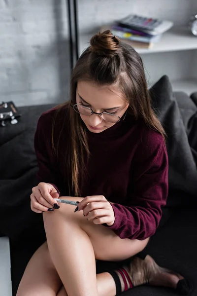 Beautiful Girl Sitting Couch Rolling Marijuana Joint Home — Stock Photo, Image