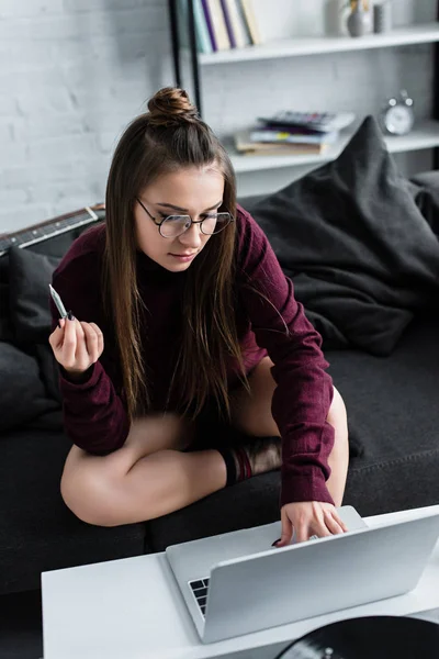 Attraktives Mädchen Sitzt Auf Couch Hält Marihuana Joint Der Hand — Stockfoto