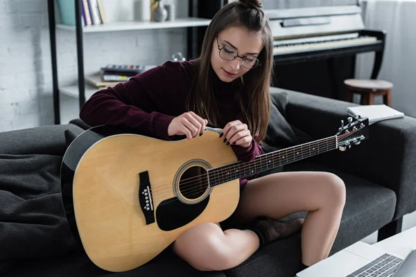 Attraktives Mädchen Auf Couch Mit Gitarre Und Rollendem Marihuana Joint — Stockfoto