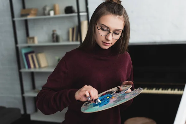 Girl Burgundy Sweater Palette Sitting Painting Home — Stock Photo, Image