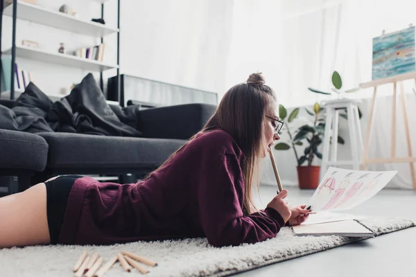 Beautiful Designer Lying Carpet Biting Pencil Looking Sketch Living Room — Stock Photo, Image