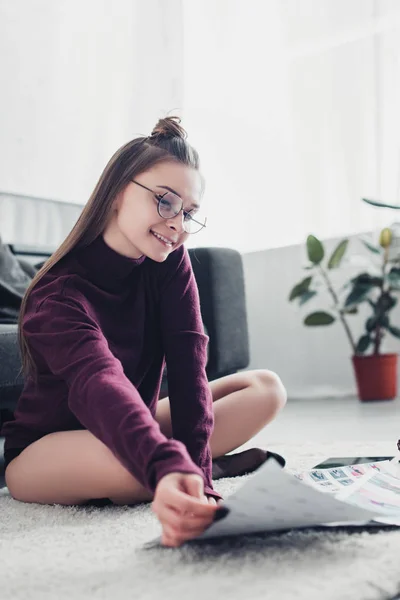 Mooie Fotograaf Zittend Tapijt Buurt Van Bank Het Kijken Naar — Stockfoto