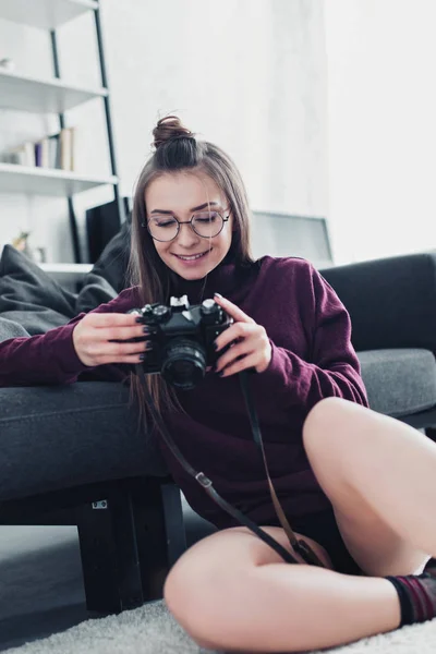 Attractive Photographer Smiling Sitting Floor Sofa Holding Film Camera Living — Stock Photo, Image