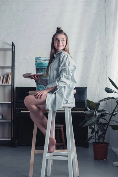 Artista Sorrindo Sentado Cadeira Alta Frente Cavalete Segurando Paleta Casa — Fotografia de Stock