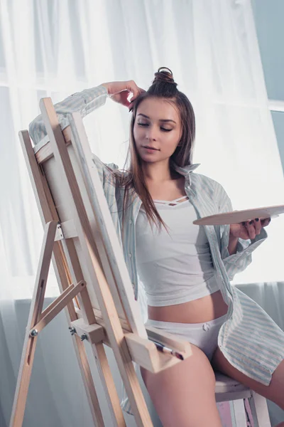 Sexy Artist Sitting Chair Holding Palette Looking Easel — Stock Photo, Image