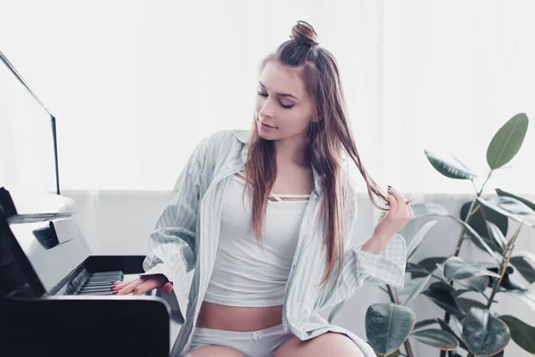 Sexiga Musiker Skjorta Och Underkläder Spelar Piano Vardagsrum — Stockfoto