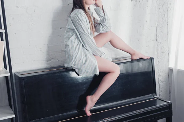 Bijgesneden Weergave Van Dromerige Meisje Zittend Piano Woonkamer — Stockfoto