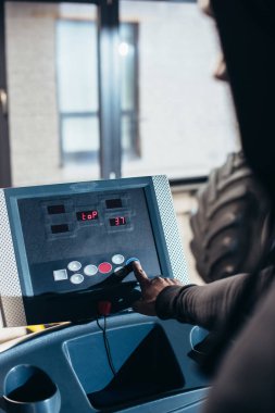sporcu spor salonunda treadmill düğmeye hoodie içinde resim kırpılmış 