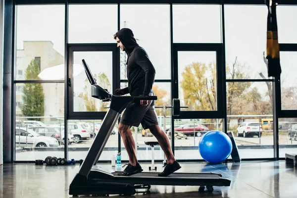 Seitenansicht Des Gut Aussehenden Sportlers Kapuzenpulli Beim Training Auf Dem — Stockfoto