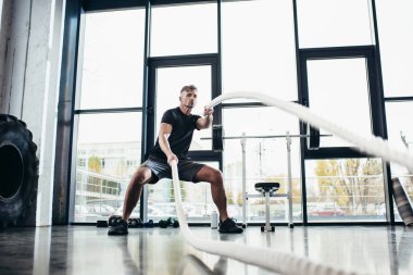 spor salonunda yakışıklı sporcu ile çalışma dışarı yüzey düzeyini ipleri 