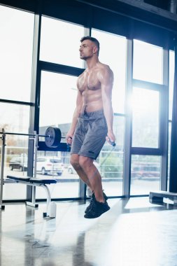 yakışıklı gömleksiz sporcu ile atlama ipi spor salonunda egzersiz 