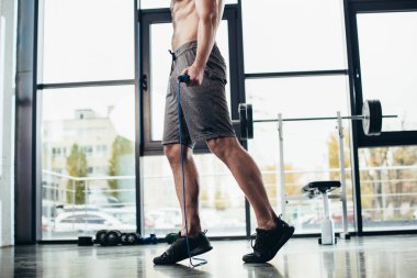 gömleksiz sporcu spor salonunda ip atlama ile eğitim düşük bölümü 