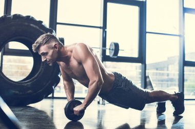 abs rulo spor salonunda egzersiz yakışıklı gömleksiz sporcu 