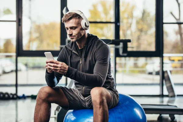 Desportista Bonito Usando Smartphone Sentado Bola Fitness Ginásio — Fotografia de Stock