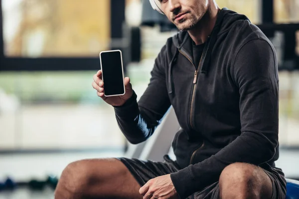 Imagen Recortada Deportista Mostrando Teléfono Inteligente Con Pantalla Blanco Gimnasio — Foto de Stock