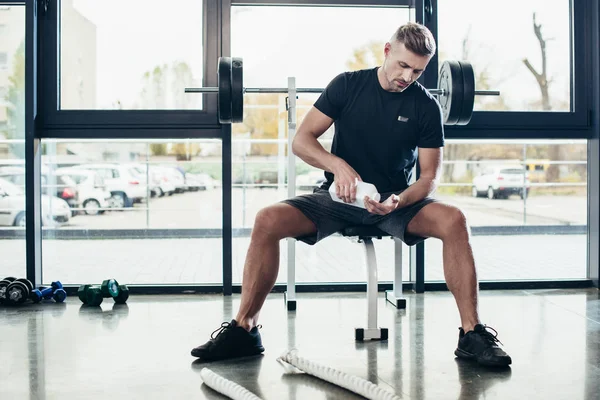 Handsome Sportsman Applying Talcum Powder Hands Training Ropes Gym — Free Stock Photo