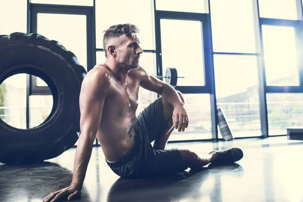 Handsome Shirtless Sportsman Sitting Floor Gym Looking Away — Free Stock Photo