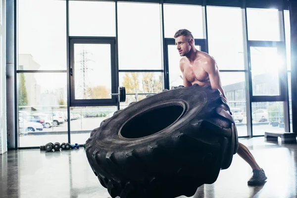 Apuesto Deportista Muscular Levantar Neumático Gimnasio — Foto de Stock