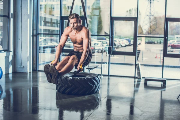 Apuesto Deportista Sin Camisa Entrenamiento Con Bandas Resistencia Gimnasio — Foto de stock gratuita