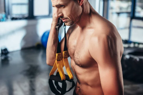 Guapo Musculoso Sin Camisa Deportista Sosteniendo Bandas Resistencia Gimnasio — Foto de Stock