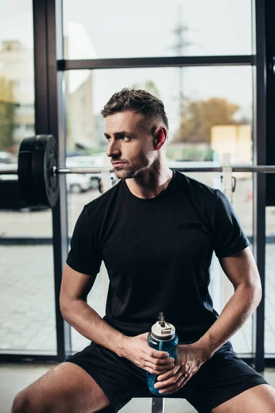 Portrait Handsome Sportsman Resting Holding Sport Bottle Water Gym — Free Stock Photo