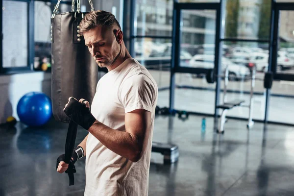 Bonito Desportista Vestindo Esportes Bandagem Para Boxe Ginásio — Fotografia de Stock