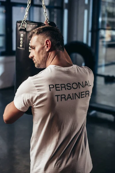 Visão Traseira Personal Trainer Segurando Saco Perfuração Ginásio — Fotografia de Stock