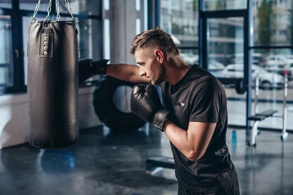 Vista Lateral Del Guapo Entrenamiento Boxeador Muscular Con Saco Boxeo — Foto de Stock