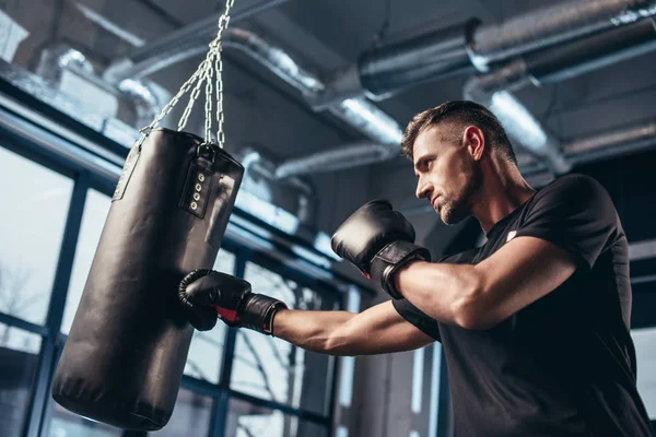 Vista Ángulo Bajo Del Entrenamiento Boxeador Guapo Con Saco Boxeo — Foto de Stock