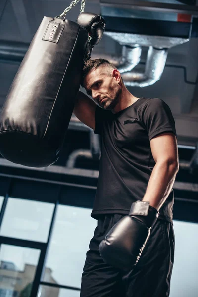 Low Angle View Handsome Tired Boxer Leaning Punching Bag Gym — Free Stock Photo