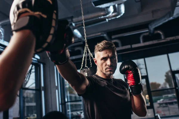 Beau Boxeur Faisant Exercice Avec Entraîneur Dans Salle Gym — Photo