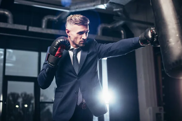 Homem Negócios Bonito Terno Boxe Com Saco Perfuração Ginásio — Fotografia de Stock