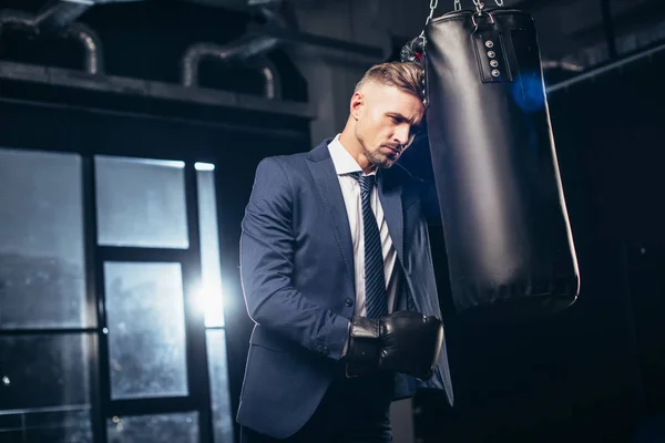 Pohledný Podnikatel Unavený Obleku Boxerské Rukavice Opíraje Boxovací Pytel Tělocvičně — Stock fotografie