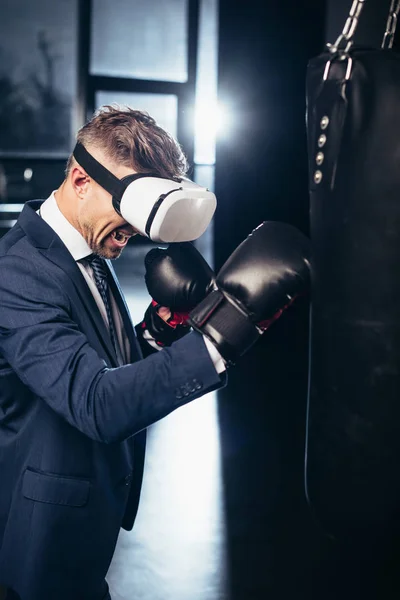 Businessman Suit Virtual Reality Headset Boxing Screaming Gym — Free Stock Photo